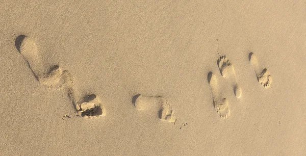 黄色の砂の上に足跡 — ストック写真