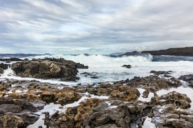 Tenesar kayalık sahilinde dramatik gökyüzü günbatımı 