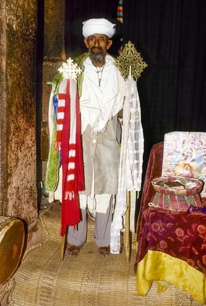 Vieux prêtre copte est fier de présenter son église — Photo