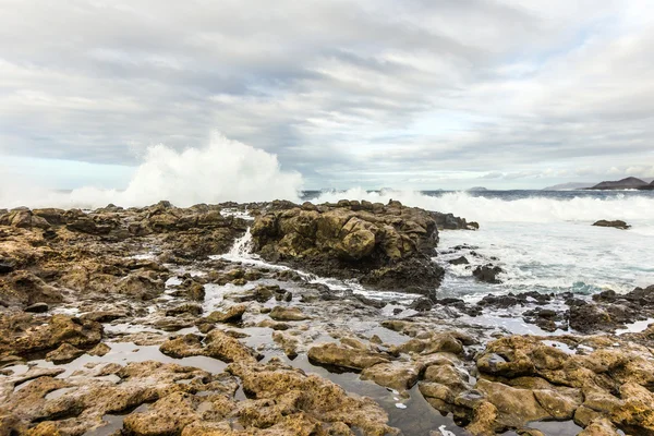 Tenesar, lanzarote kayalık Sahil gün batımında — Stok fotoğraf