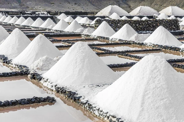 Janubio の生理食塩水の塩の山 — ストック写真