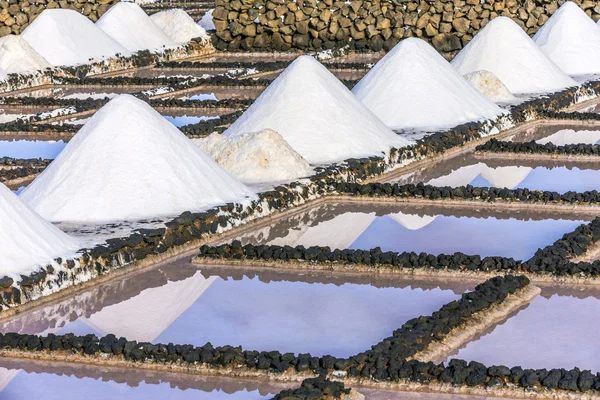 Αλάτι πασσάλους σε το φυσιολογικό ορό του Janubio — Φωτογραφία Αρχείου