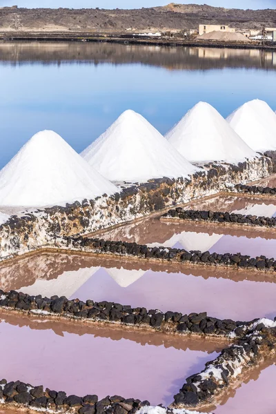 Salt piles in the saline of Janubio — Stock Photo, Image