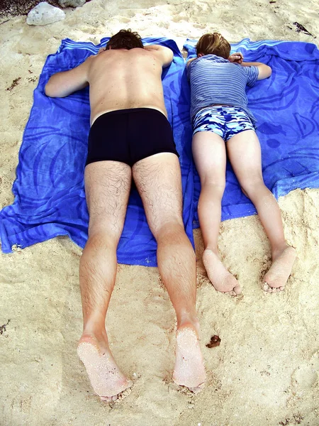 Apa és fia a parton. — Stock Fotó