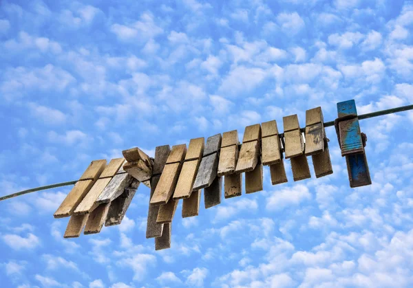 Old clothespin under blue sky i — Stock Photo, Image