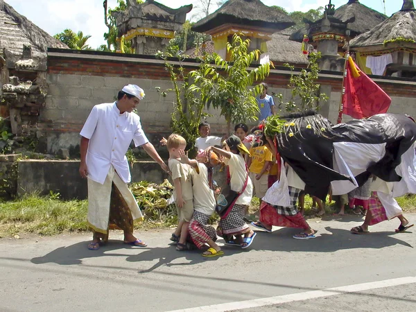 Enfants à une danse religieuse dans la rue — Photo