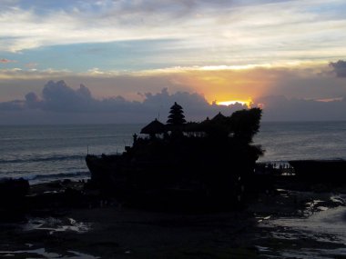 ünlü tapınağı Tanah Lot gün batımında