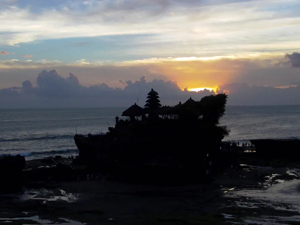 Solnedgång vid berömda templet Tanah Lot — Stockfoto