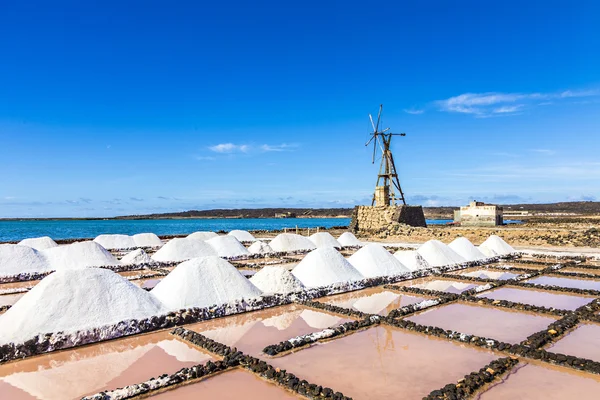 Pilas de sal en la solución salina de Janubio en Lanzarote con el viejo adolescente —  Fotos de Stock