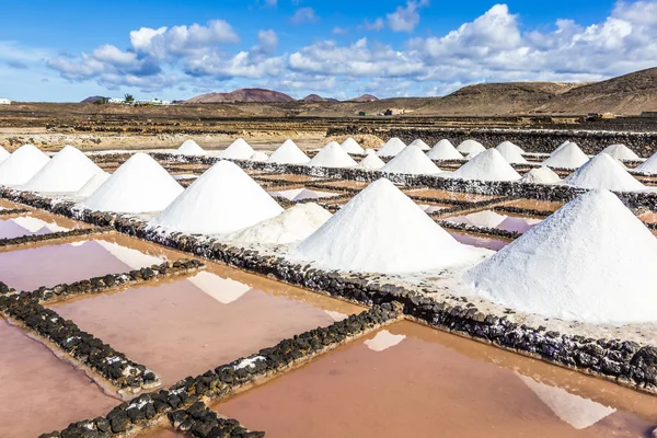 Stosy soli w soli fizjologicznej Janubio na Lanzarote — Zdjęcie stockowe