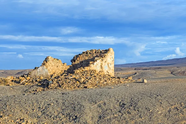 Küste in Lanzarote in playa blanca mit zerstörtem alten Fischer — Stockfoto