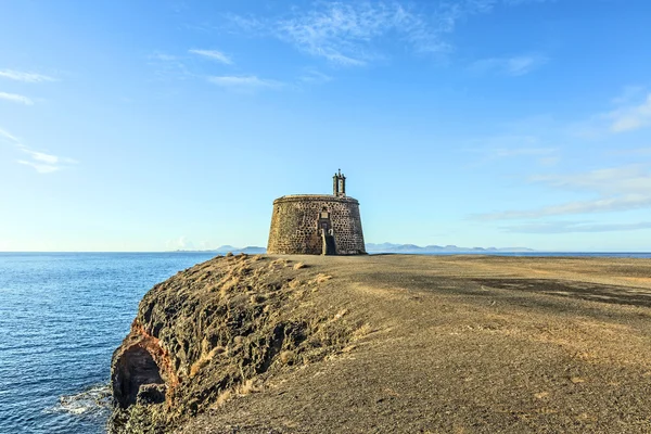 Kleine Burg castillo de las coloradas auf Klippe in playa blanca — Stockfoto