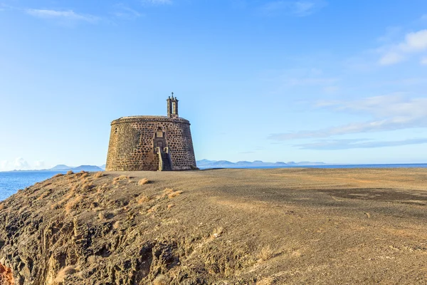 Petit château Castillo de las Coloradas sur la falaise à Playa Blanca — Photo