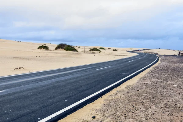 Pouštní silnice v Fuerteventura duny — Stock fotografie