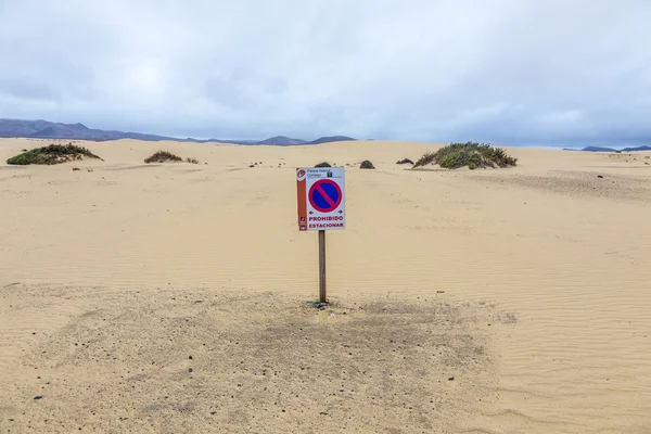 砂漠のフェルテベントゥラ島の道は駐車禁止の標識の禁止と、 — ストック写真