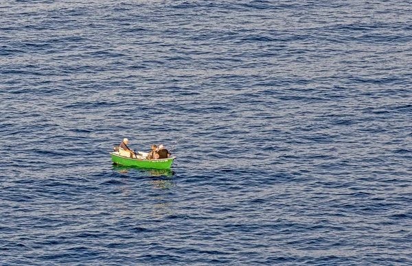 Pescadores em um pequeno barco ir para uma captura — Fotografia de Stock