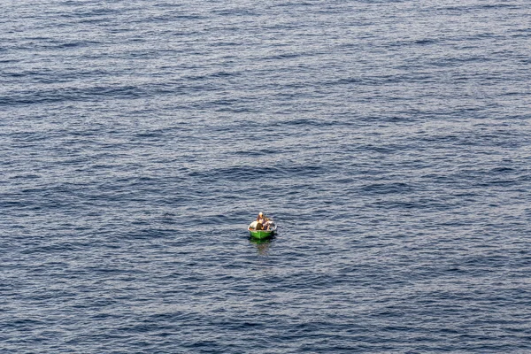 Vissers in een kleine boot gaan voor een vangst — Stockfoto