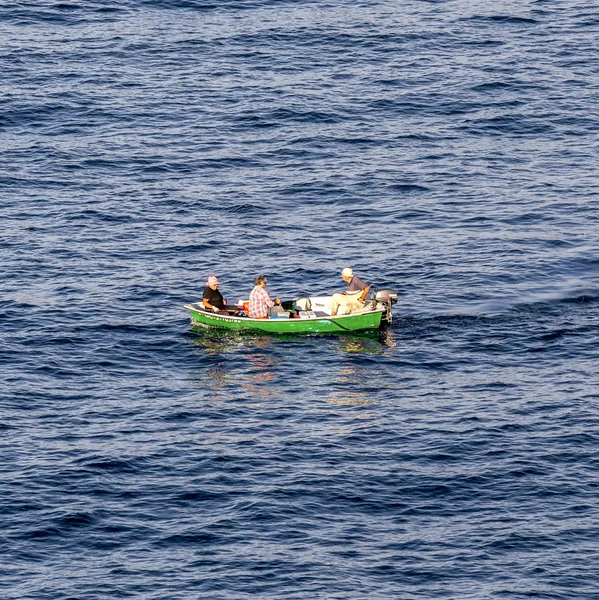 Pescatori in una piccola barca andare per una cattura — Foto Stock
