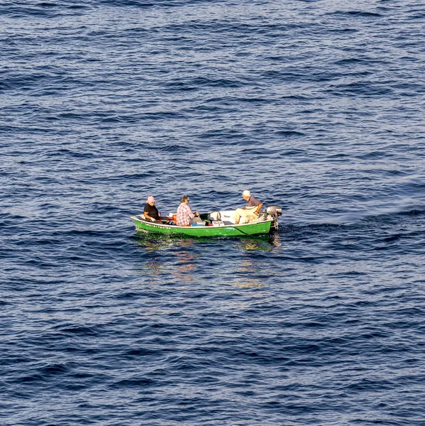 Fishermen in a small boat go for a catch — Stock Photo, Image