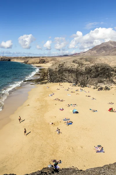 Veel toeristen genieten van Papagayo strand op een zonnige dag — Stockfoto