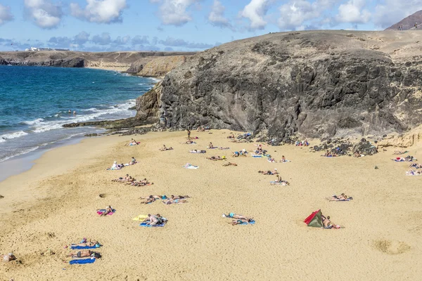 Mnoho turistů si pláž Papagayo na slunečný den — Stock fotografie