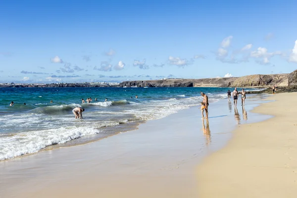 Muchos turistas disfrutan de la playa de Papagayo en un día soleado — Foto de Stock