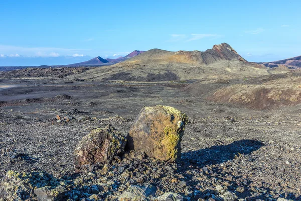 Vulkaniska bomb framför vulkanen Montana Colorada i Lanzarote, — Stockfoto