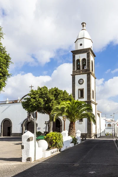 L church of San Gines in Arrecife with its white-washed exterio — Stock Photo, Image