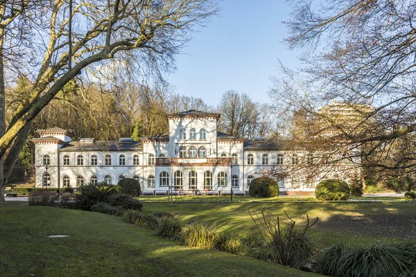 Histórico Badehaus com parque cênico em Bad Soden — Fotografia de Stock