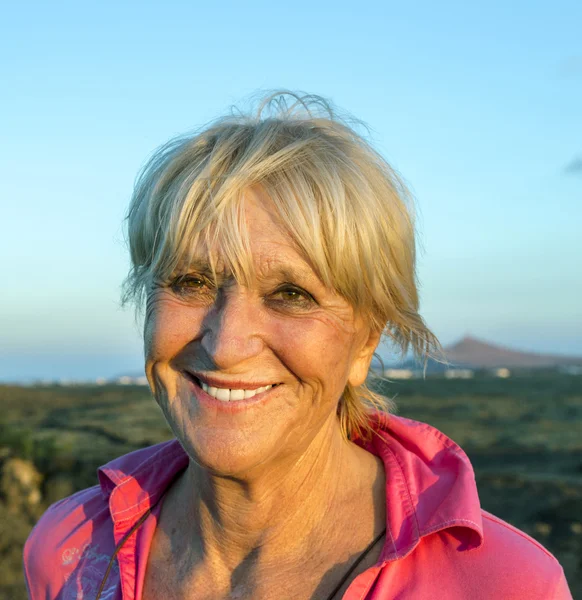 Retrato al aire libre de mujer anciana atractiva — Foto de Stock