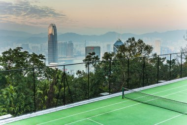 Hong Kong Panoraması ile gökdelenin gece üst ve tennic