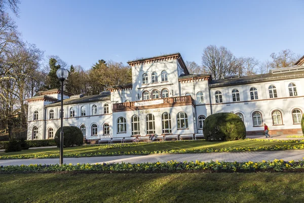 Bad Soden, Almanya için doğal parkı ile tarihi Badehaus — Stok fotoğraf