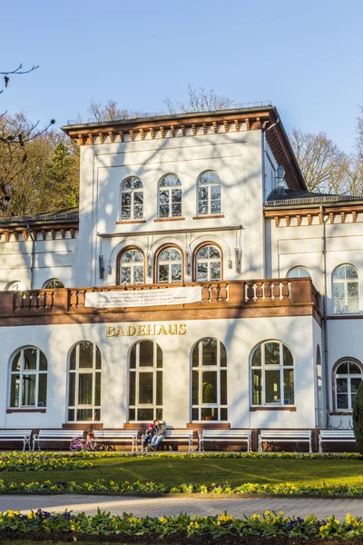 Bad Soden, Almanya için doğal parkı ile tarihi Badehaus — Stok fotoğraf