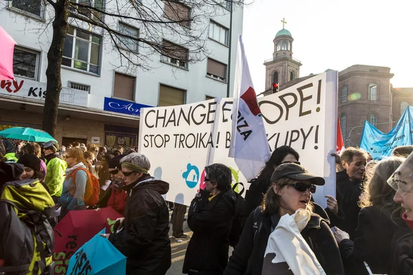 Människor demonstrera mot Ezb och kapitalism — Stockfoto