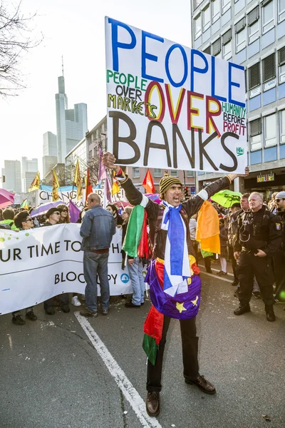 Människor demonstrera mot Ezb och kapitalism — Stockfoto