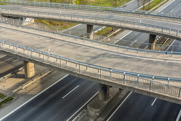 Snelweg met een heleboel auto in beweging - rush concep — Stockfoto