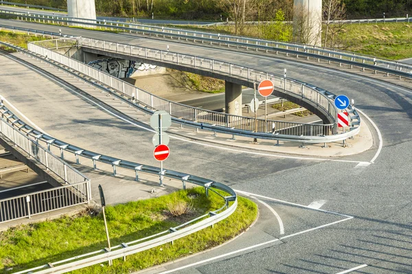 Autostrada con un sacco di auto in movimento - corsa concep — Foto Stock