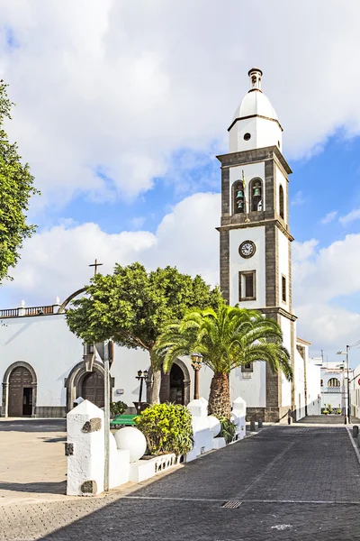 L church of San Gines in Arrecife with its white-washed exterio — Stock Photo, Image