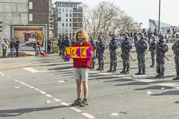 Pessoas se manifestam contra o EZB e o capitalismo — Fotografia de Stock