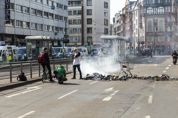 As pessoas se manifestam contra o EZB e o capitalismo em Frankfurt — Fotografia de Stock