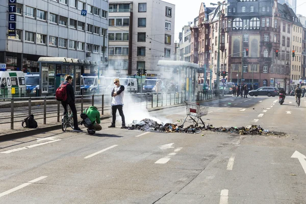 As pessoas se manifestam contra o EZB e o capitalismo em Frankfurt — Fotografia de Stock