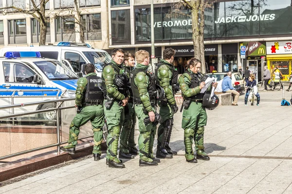 Politie besteedt aandacht voor mensen tegen Ezb en Cap demonstreren — Stockfoto