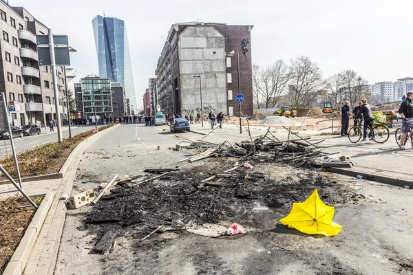 As pessoas se manifestam contra o EZB e o capitalismo em Frankfurt — Fotografia de Stock