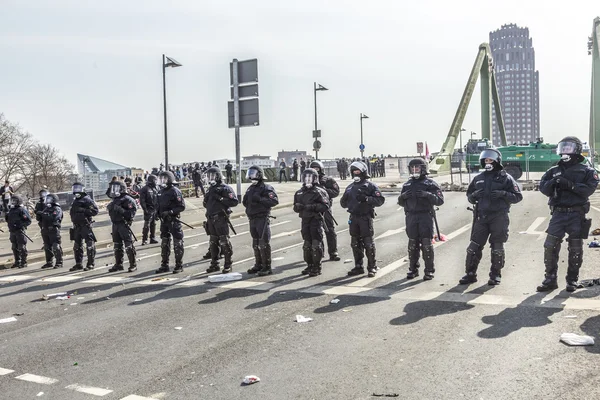 Politie besteedt aandacht voor mensen demonstreren tegen Ezb en C — Stockfoto