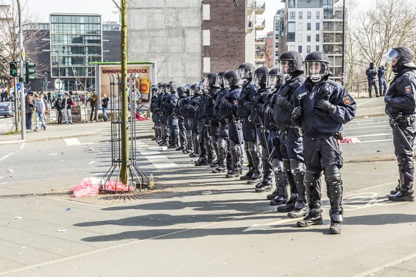 Polícia presta atenção para pessoas que se manifestam contra EZB e C — Fotografia de Stock