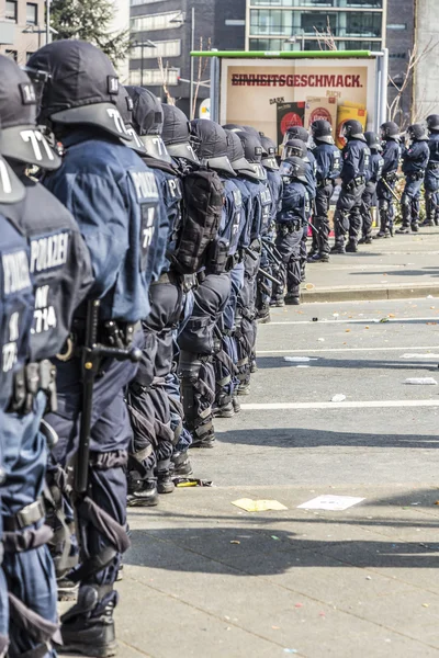 Policía presta atención a las personas que se manifiestan contra EZB y C — Foto de Stock