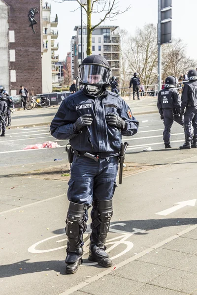 Police pays attention for people demonstrating against EZB and C — Stock Photo, Image