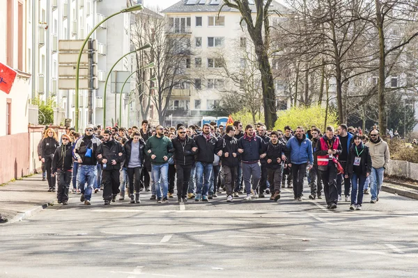 Les gens manifestent contre EZB et le capitalisme à Francfort — Photo