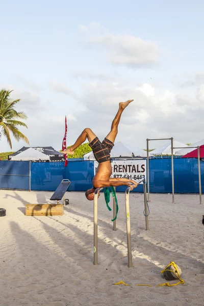 Bodybuilder trem na praia sul em Miami — Fotografia de Stock