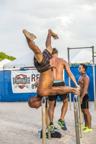 Bodybuilder train at  south beach in Miami — Stock Photo, Image